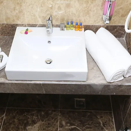 اليبس رويال اند سبا 4*